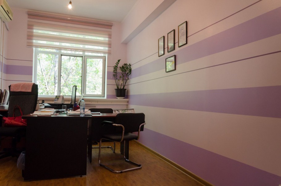 Окрашивание стен в офисе
