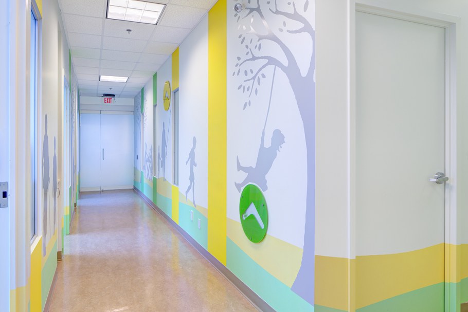 Покраска стен в школе