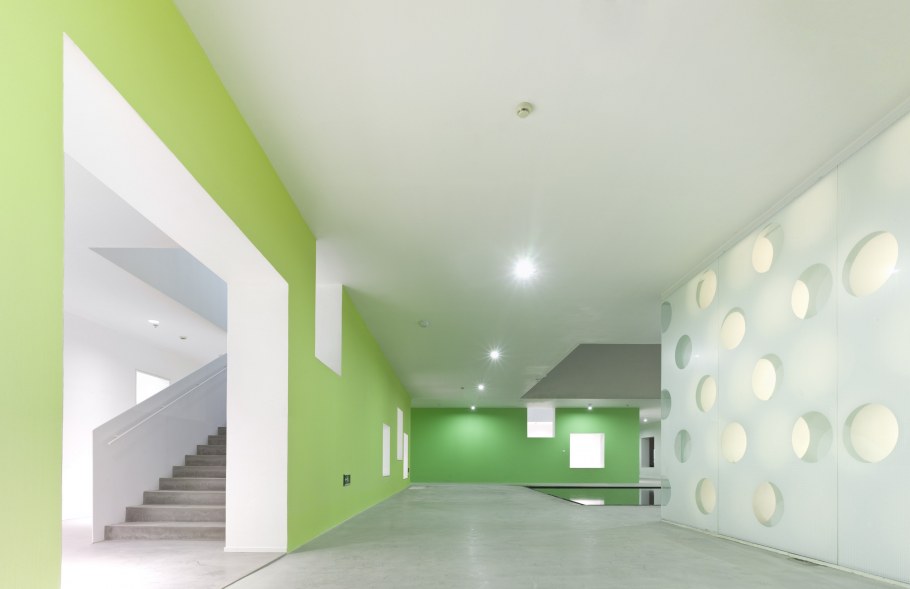 Покраска стен в школе