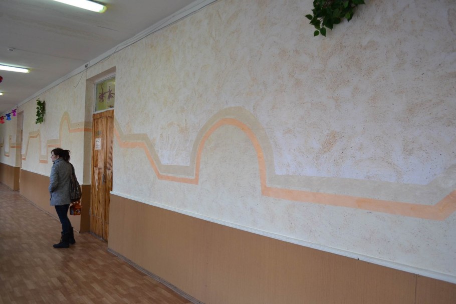 Покраска стен в школе