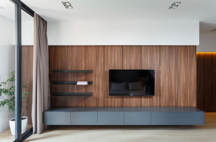 Телевизор на кирпичной стене в интерьере