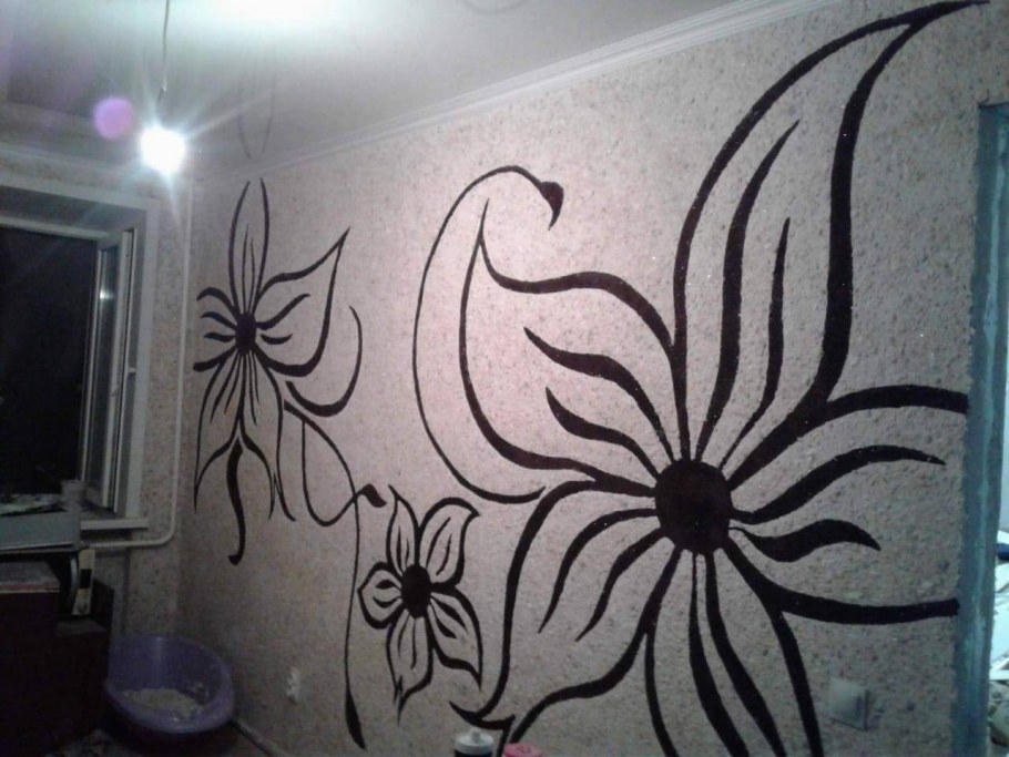 Трафарет на стене в интерьере