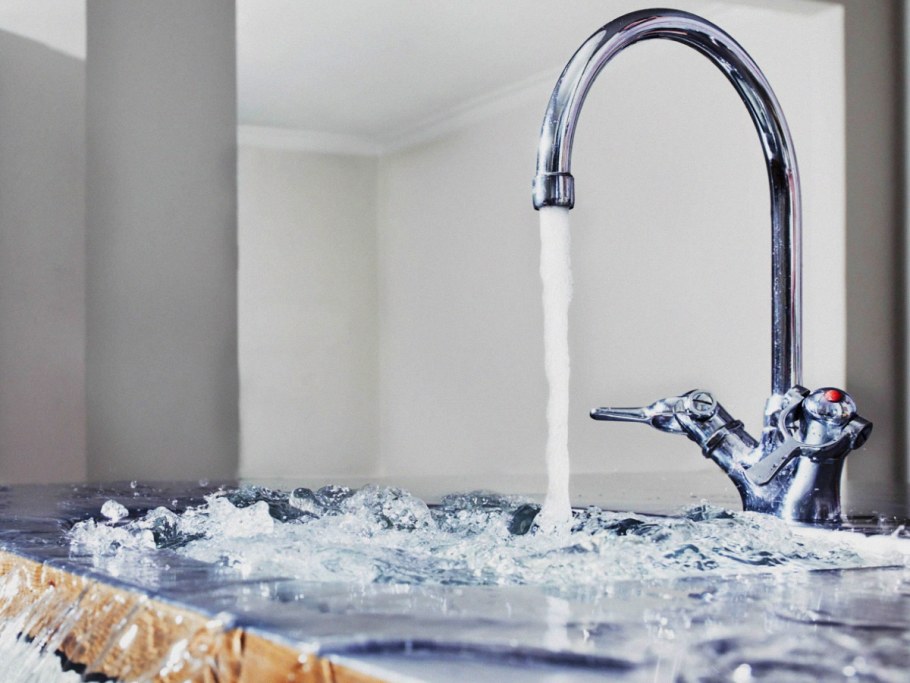 Затопило ванну