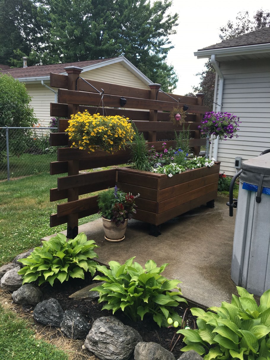 Высокая клумба вдоль забора