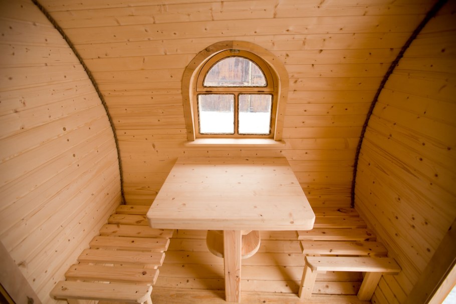 Интерьер в бане бочке