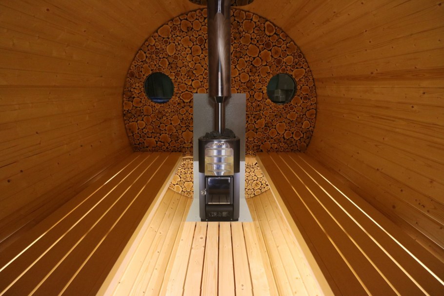 Баня бочка с окном в парилке