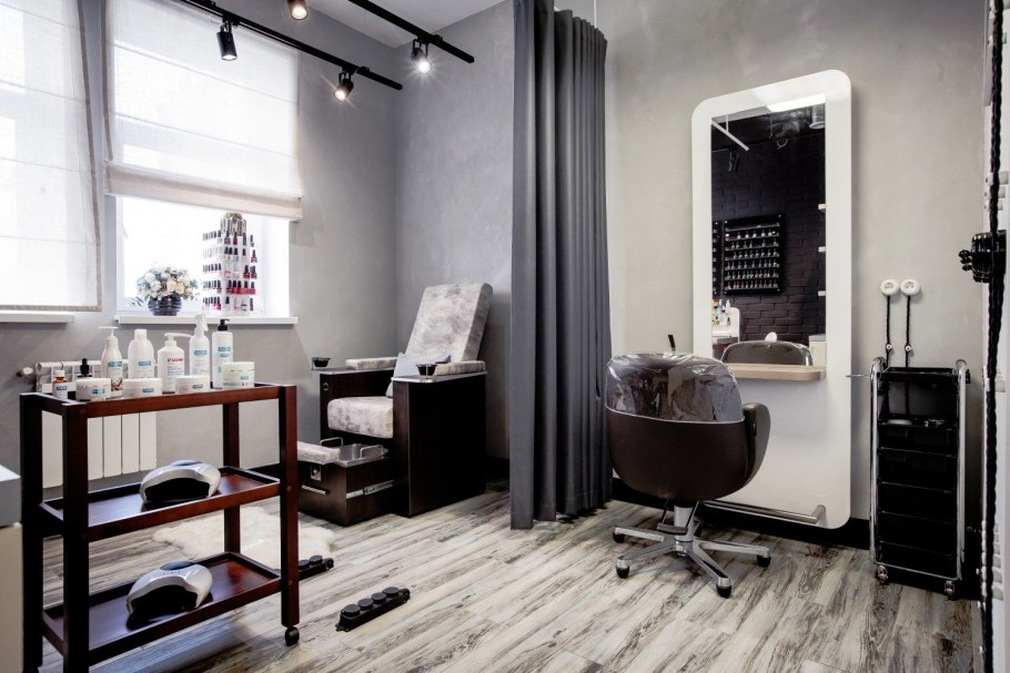 Белый интерьер салона