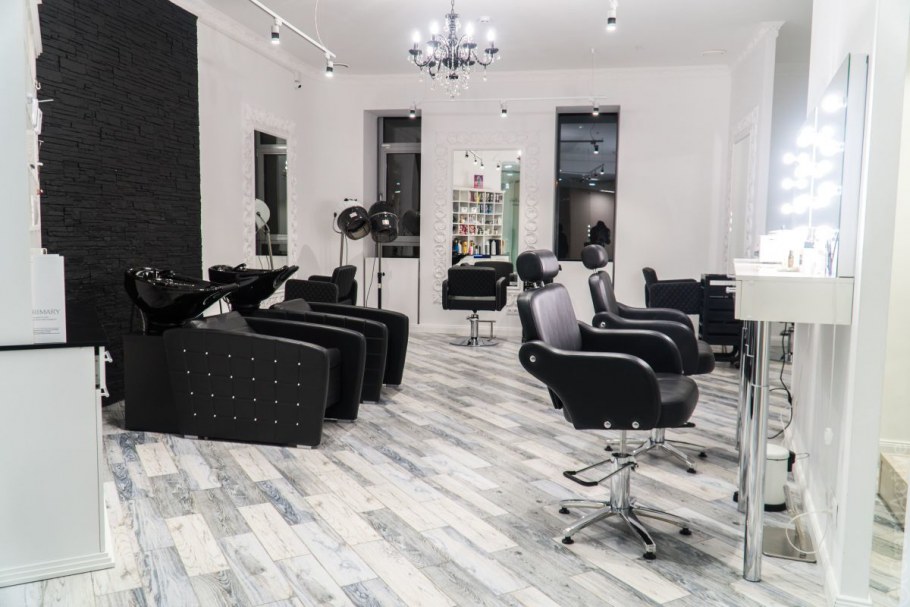 Маникюрный салон в черно белом стиле