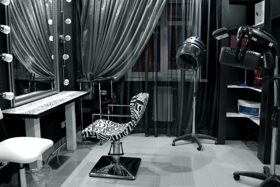 Парикмахерская в черно белых тонах