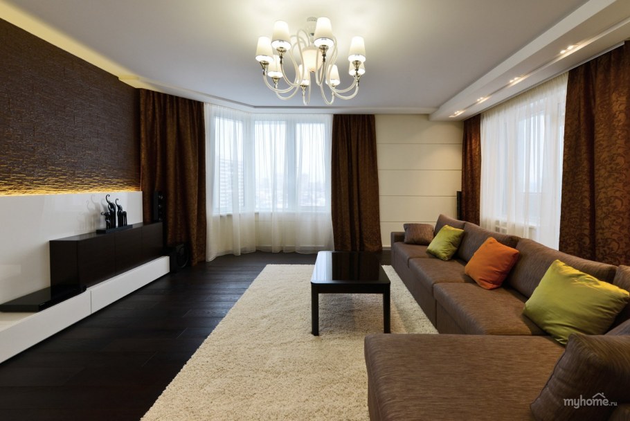 Гостиная с красным диваном