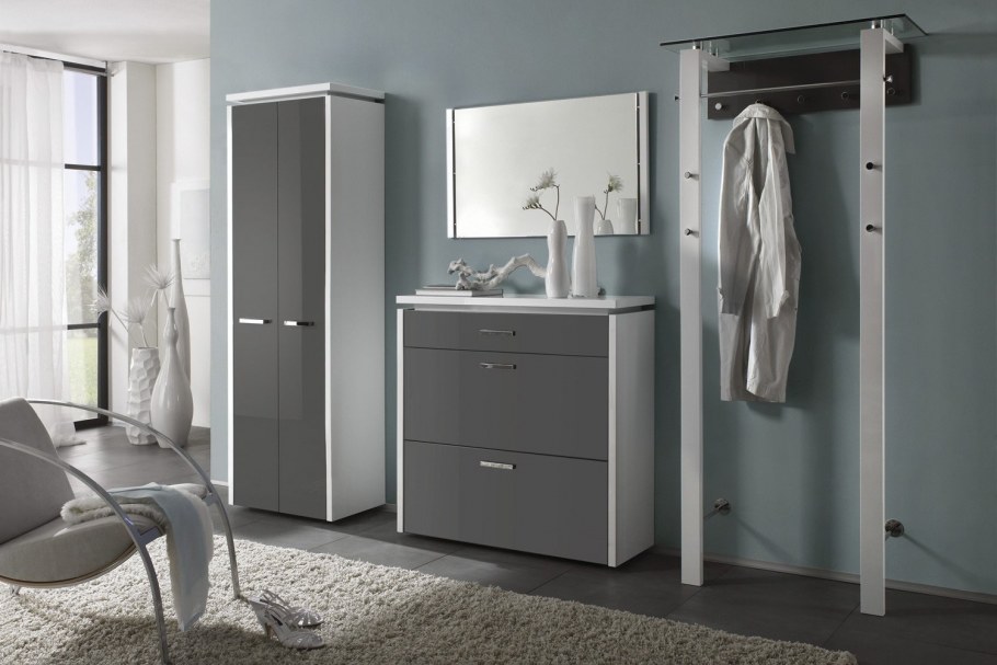 Светло серая прихожая