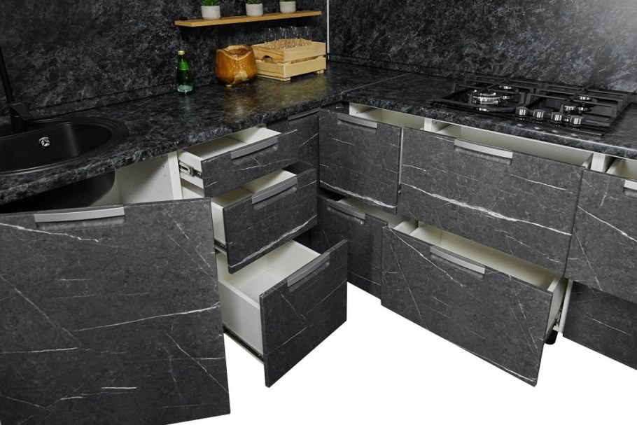 Серая кухня с мраморной столешницей