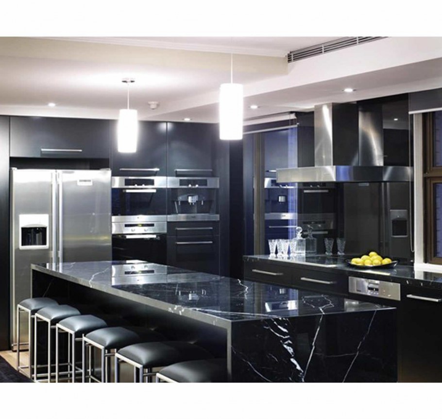 Кухня черная с золотом