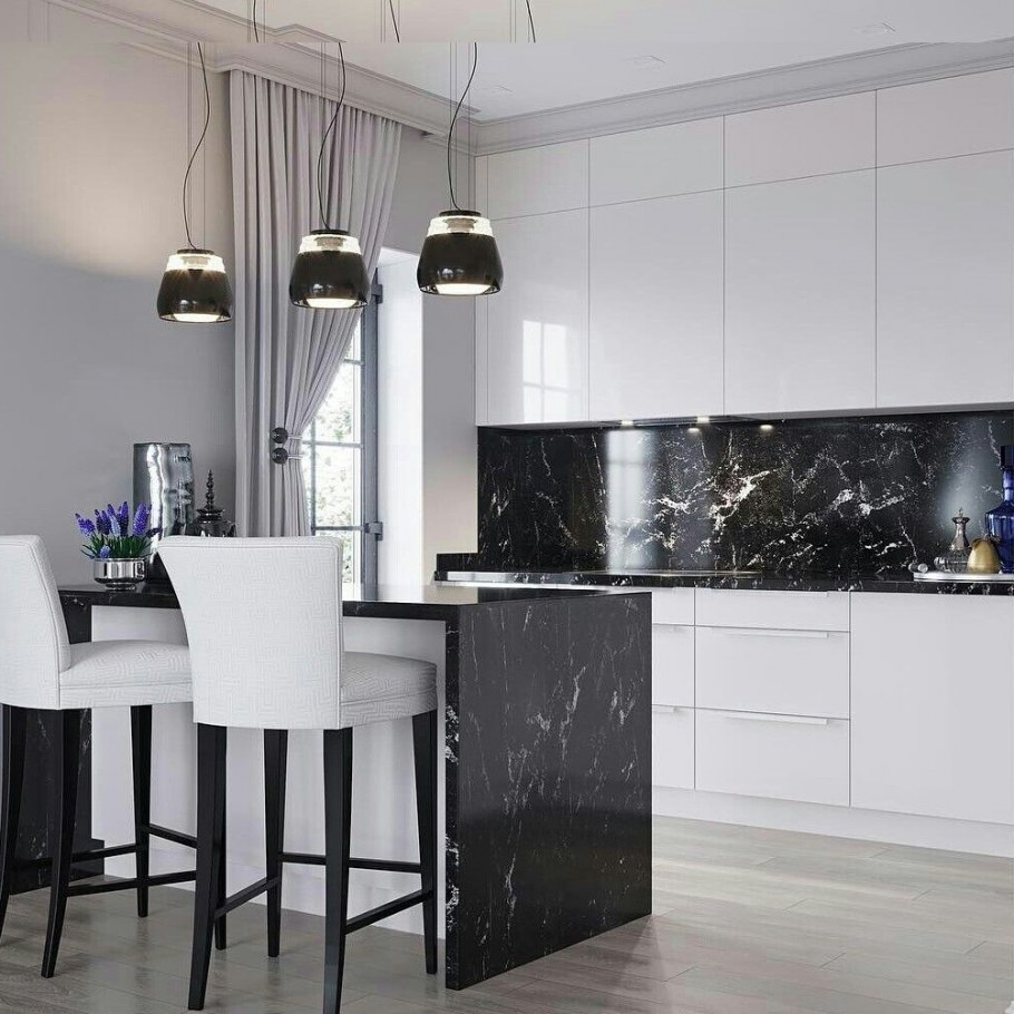 Кухня под дерево с черной столешницей и фартуком