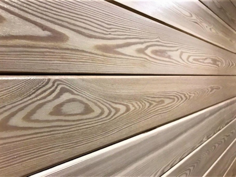 Потолок из лиственницы в интерьере