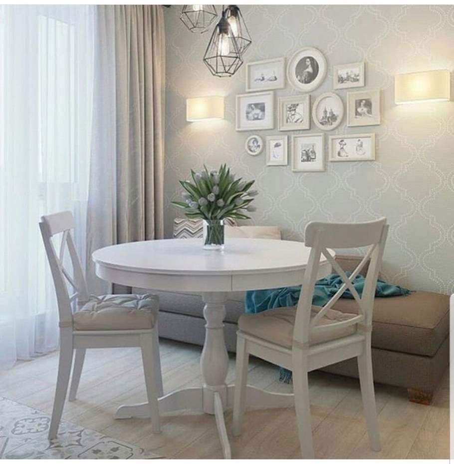 Кухня с круглым столом и диваном