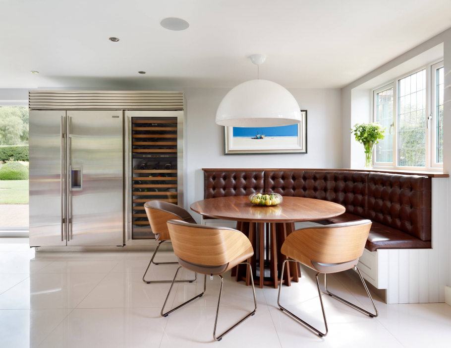 Столовая с диваном