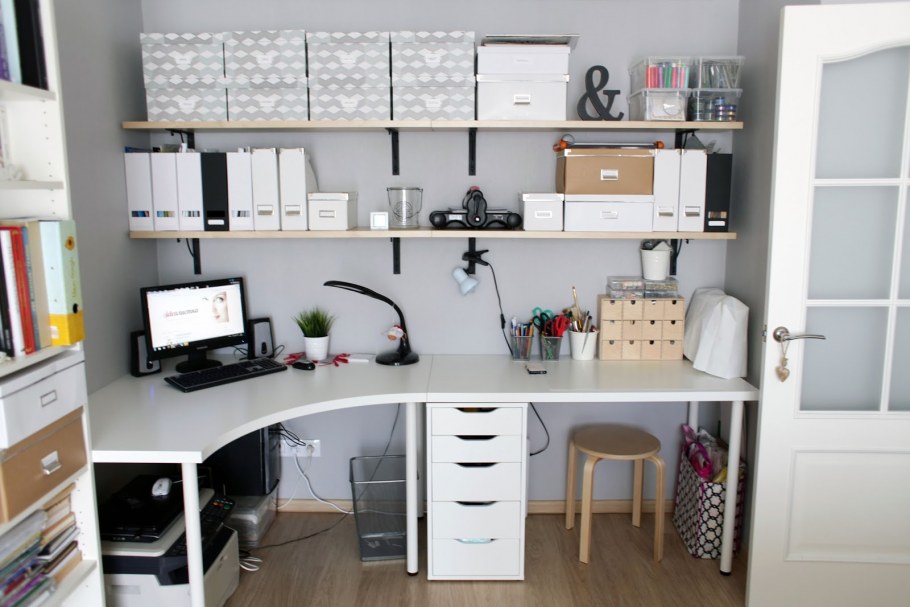 Рабочее место швеи в квартире