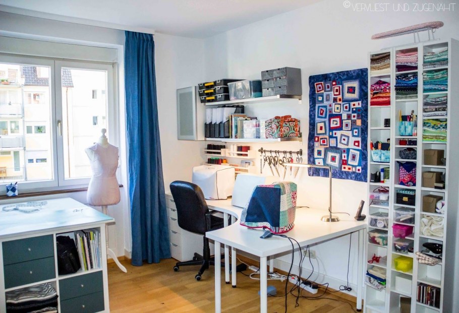 Настенный органайзер над письменным столом