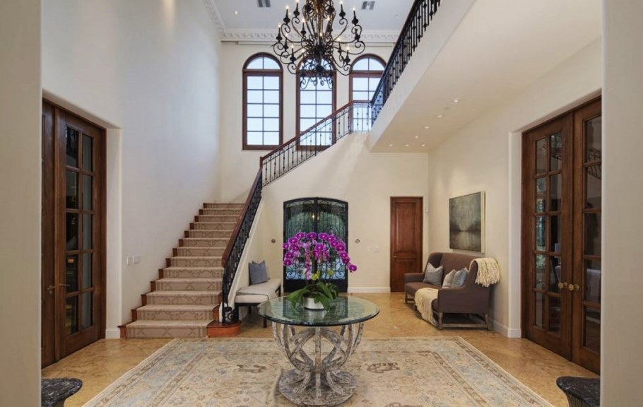 Лестница в интерьере коттеджа