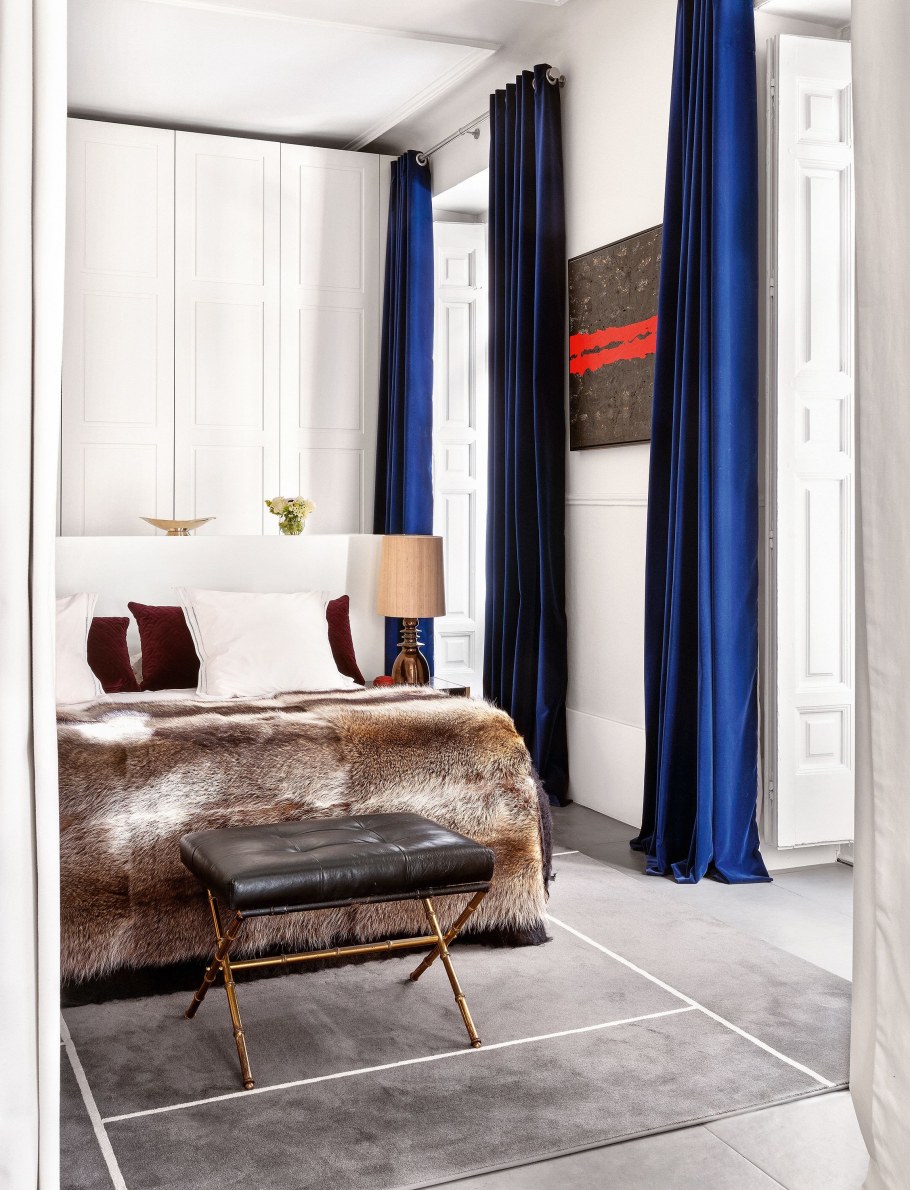 Синие бархатные шторы в интерьере