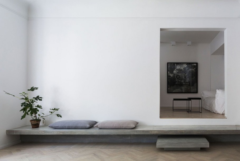 Комната с белыми стенами