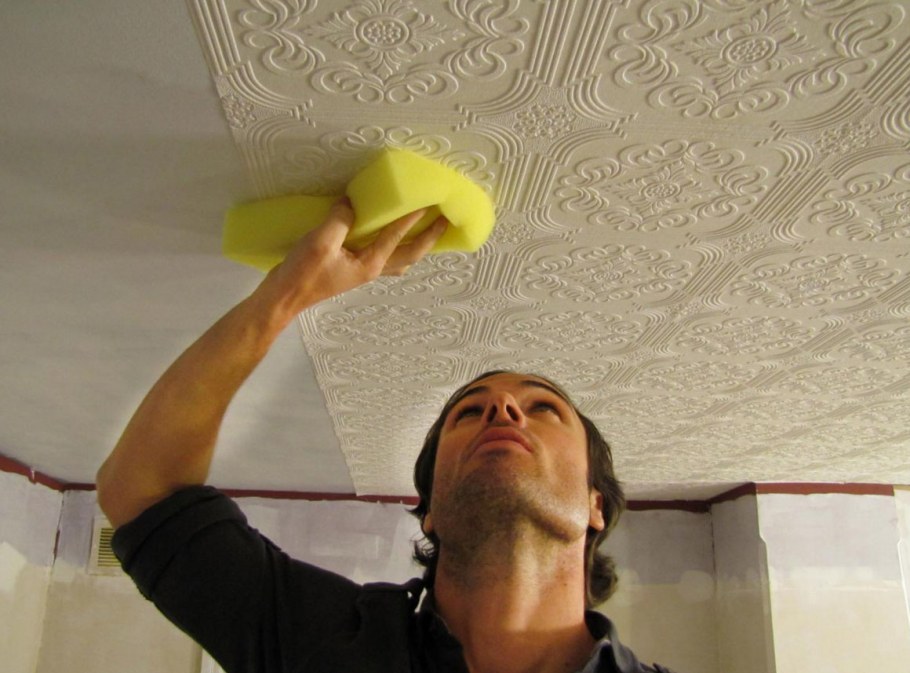 Оклейка потолка