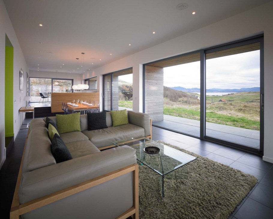 Дом с большой гостиной и панорамными окнами