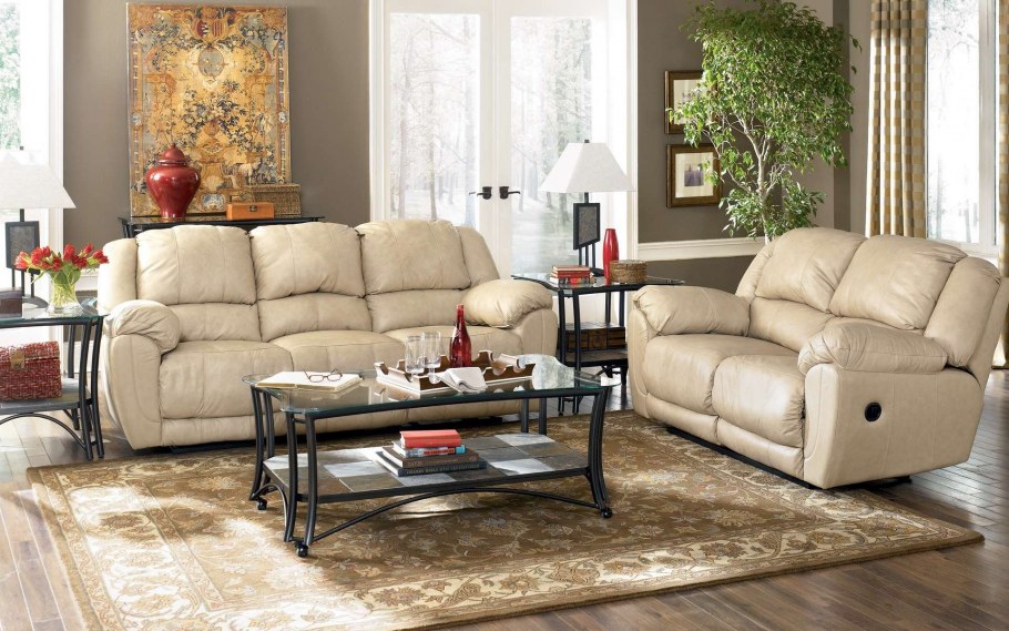 Гостиная с кожаным диваном