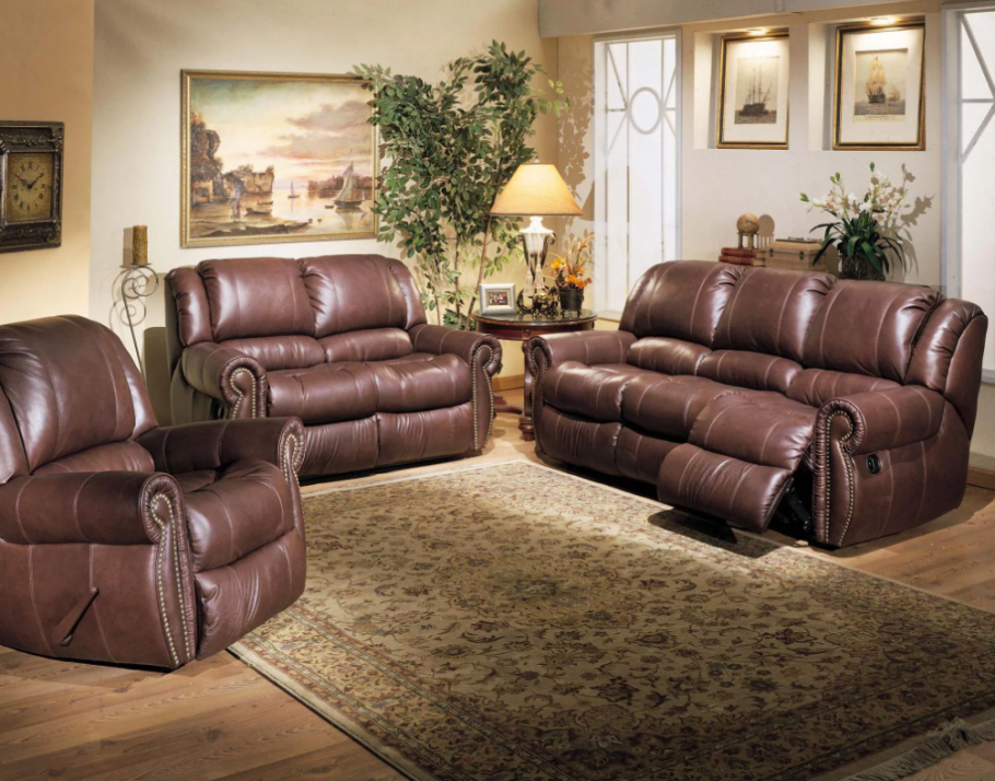 Бежевый кожаный диван в интерьере