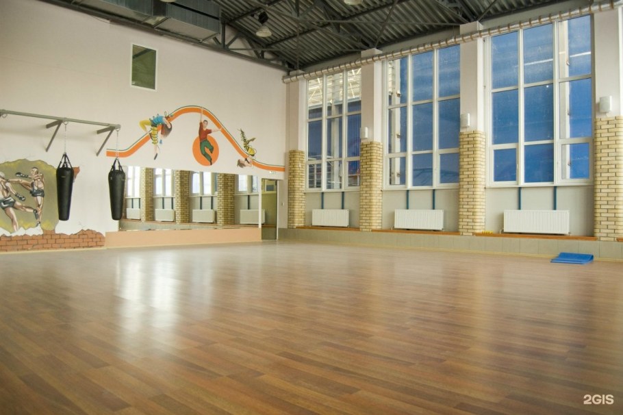 Роспись стен в спортзале школы