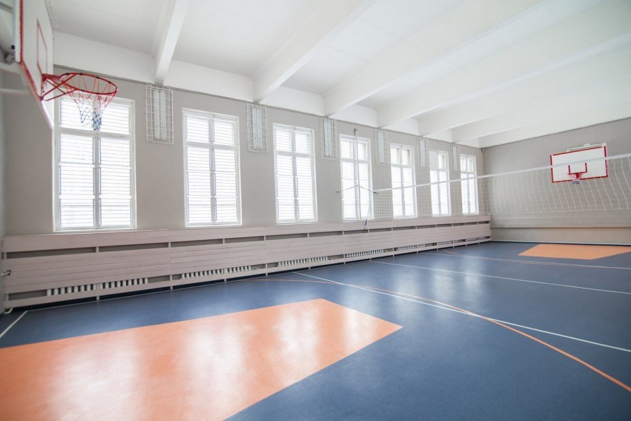 Стены в танцевальном зале