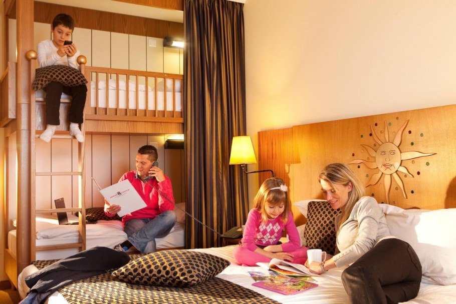 Семья с детьми в гостинице
