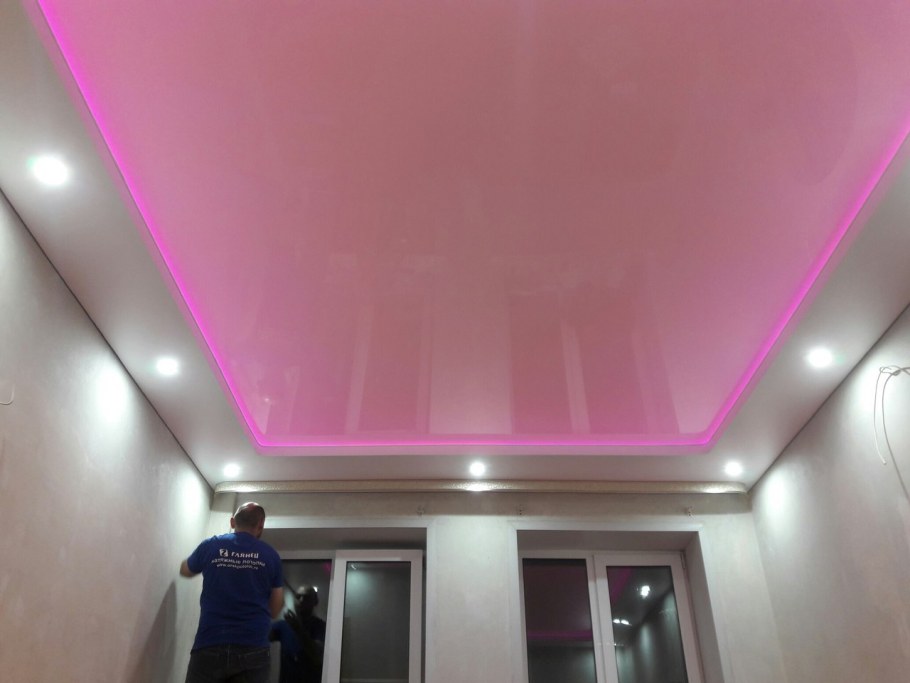 Цветной потолок в спальне