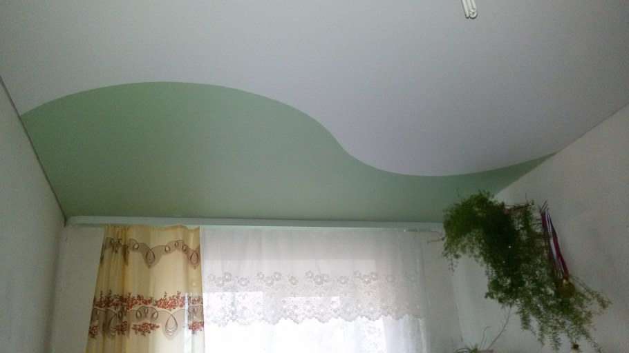 Розовый натяжной потолок