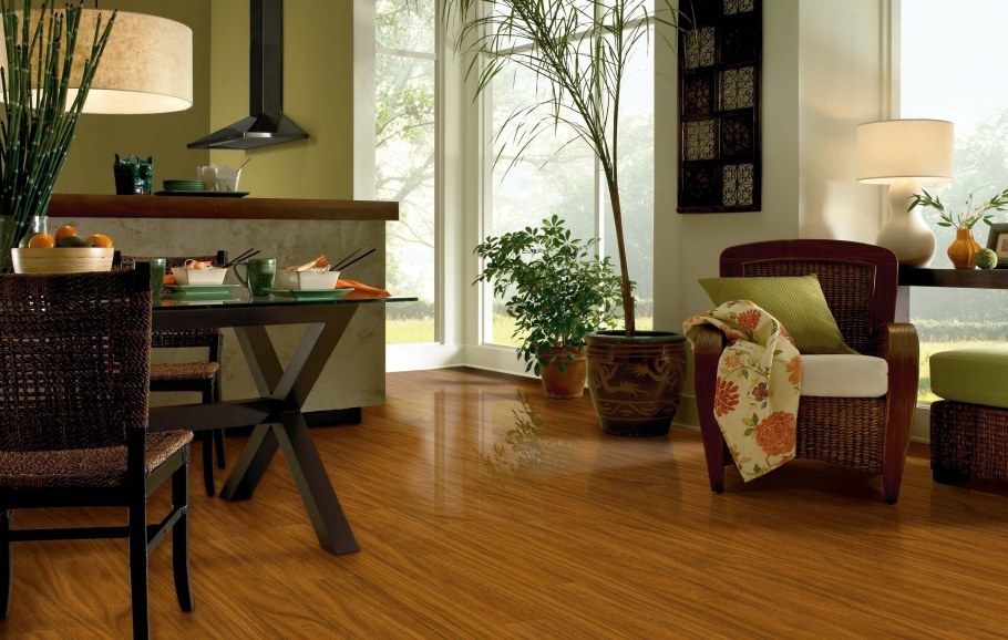 Гостиная с деревянным полом