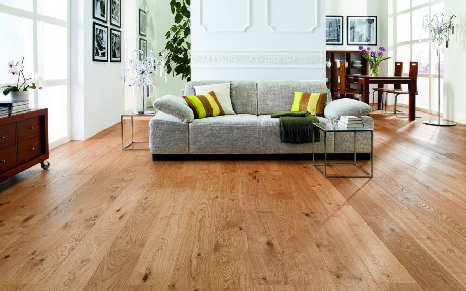 Комната с рыжим ламинатом