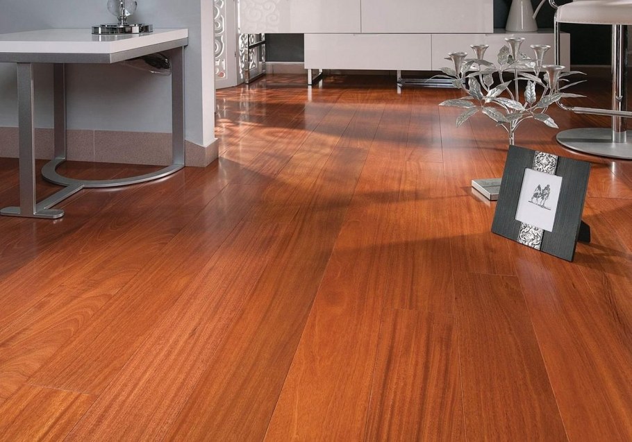 Коричневый деревянный пол