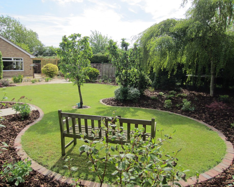 Пруд в пейзажном стиле