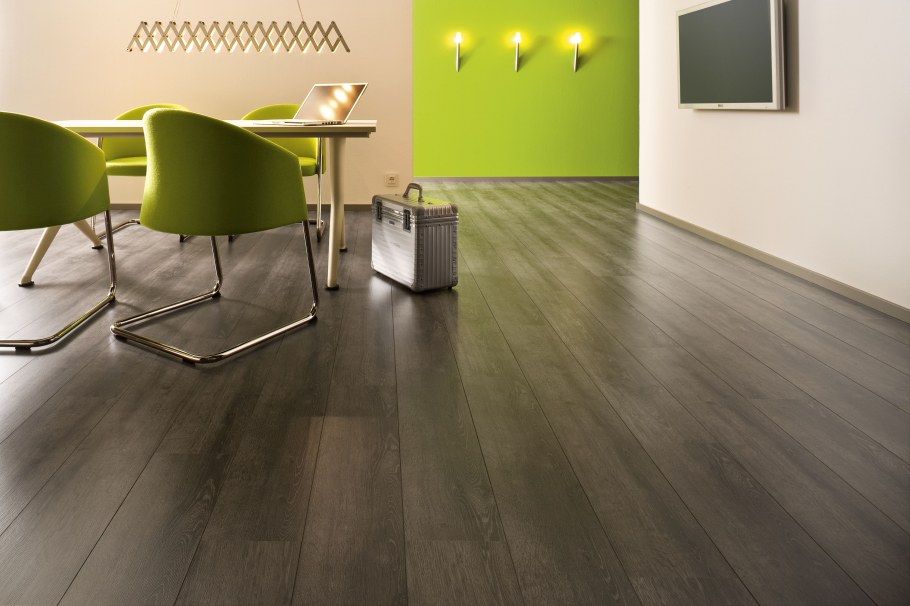 Укладка разноцветного ламината