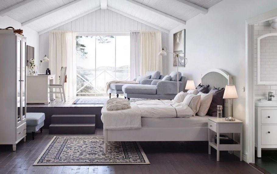 Комната в белых тонах для девушки