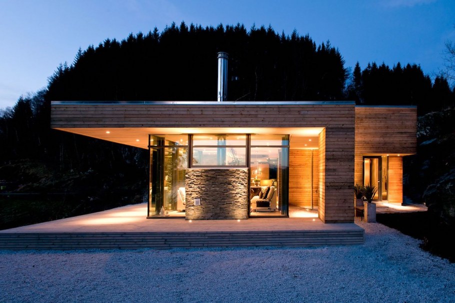 Дом с односкатной крышей и террасой в стиле лофт