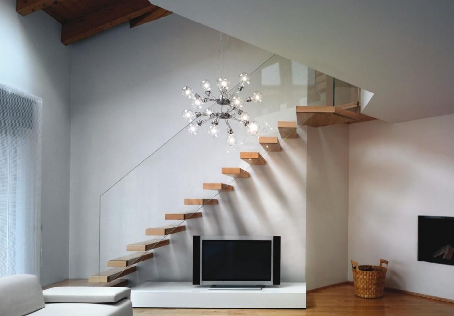 Люстра на лестничный пролет в частном доме