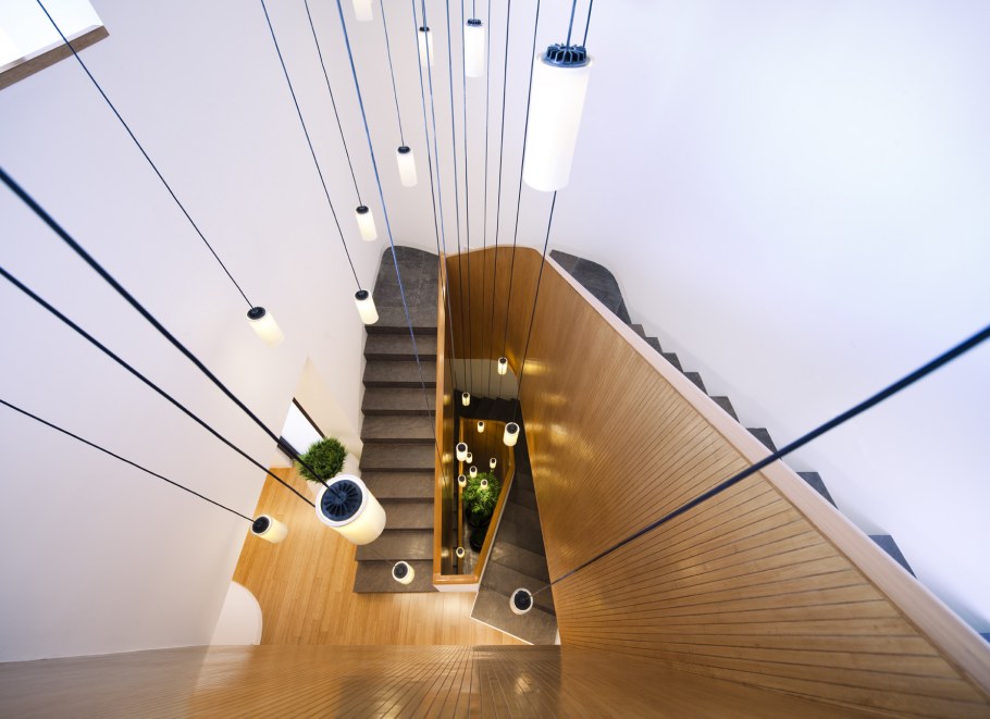 Холл с лестницей на второй этаж