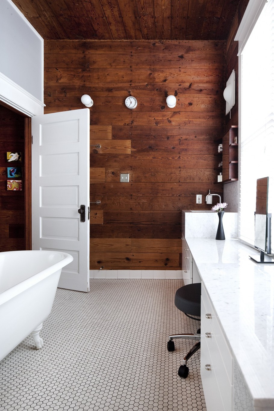 Плитка под дерево в туалете