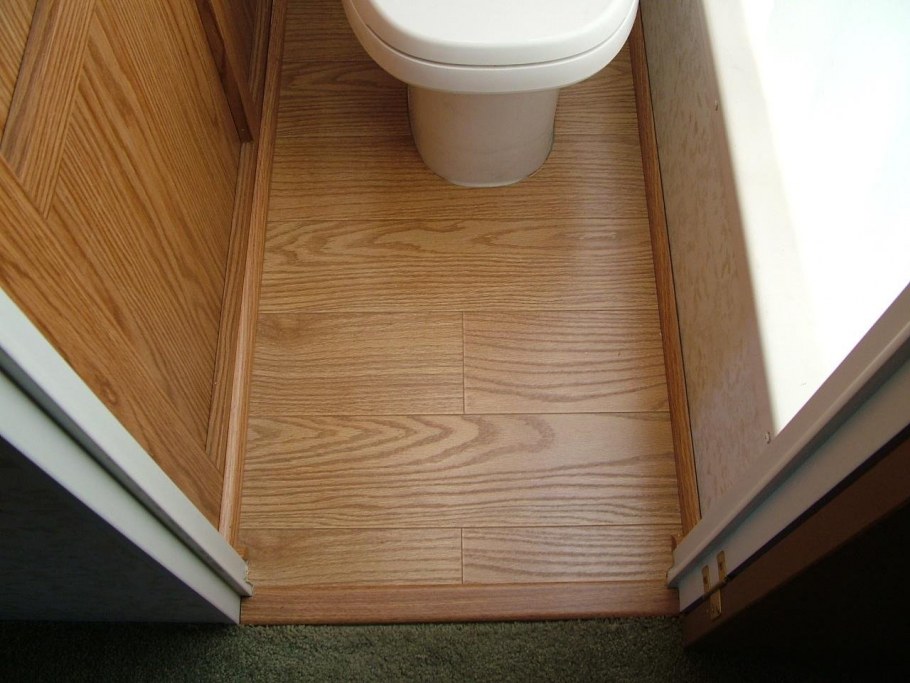 Санузел с плиткой под дерево