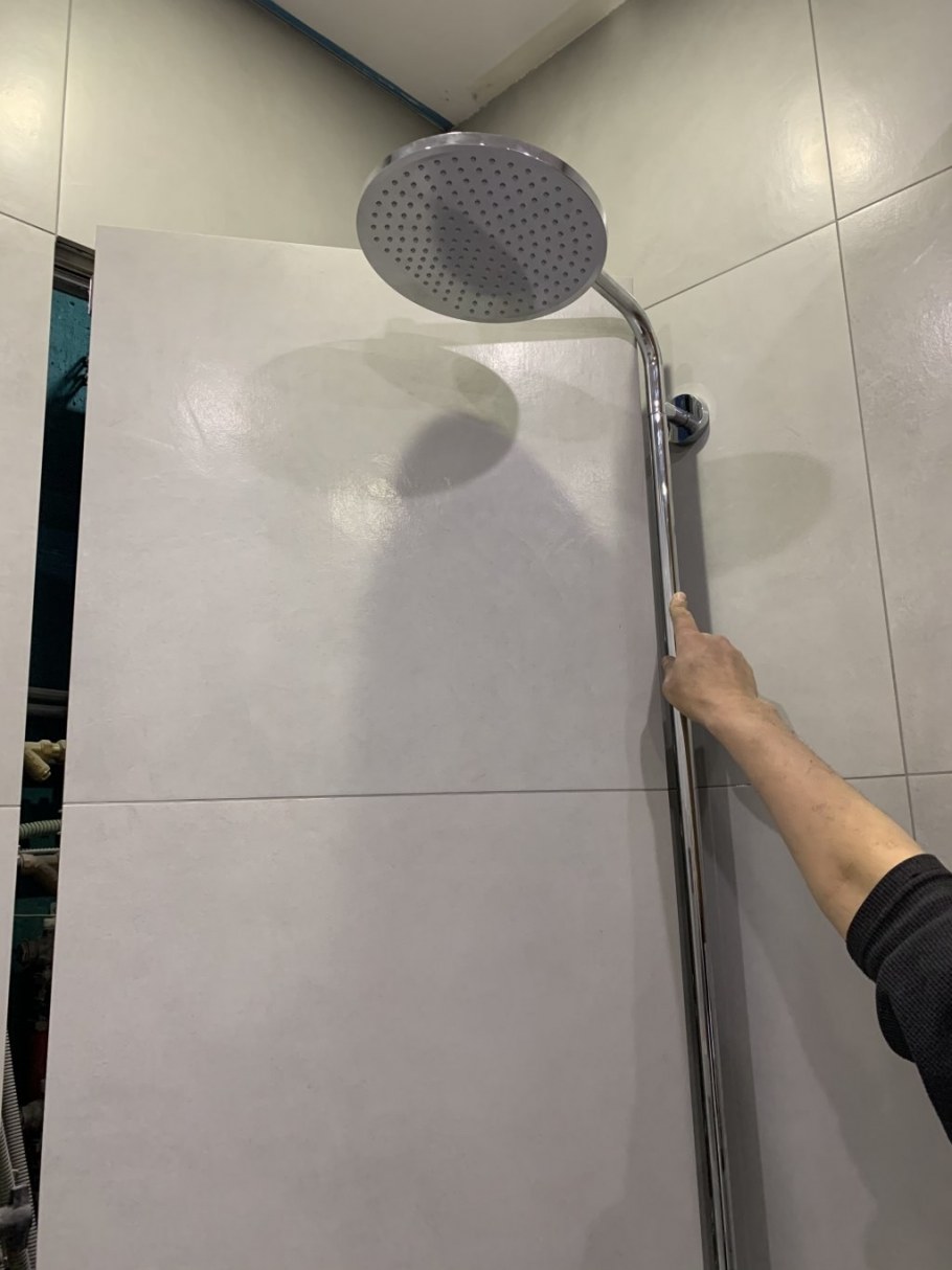 Сантехнический люк в душевой кабине