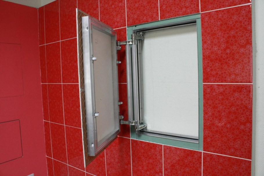 Скрытый люк под плитку в ванной