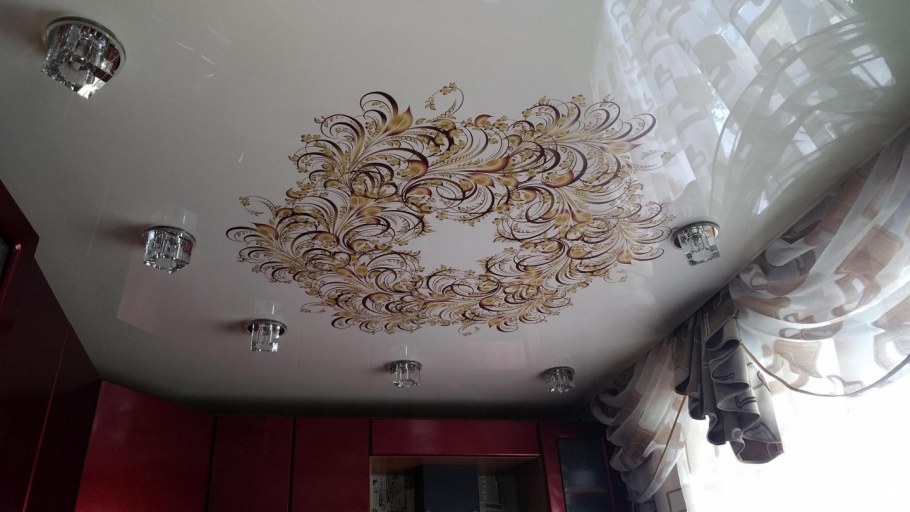 Матовый потолок с точечными светильниками