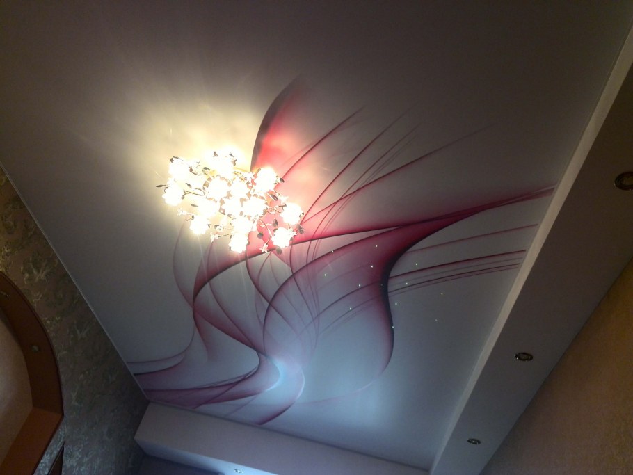 Натяжные потолки с бабочками